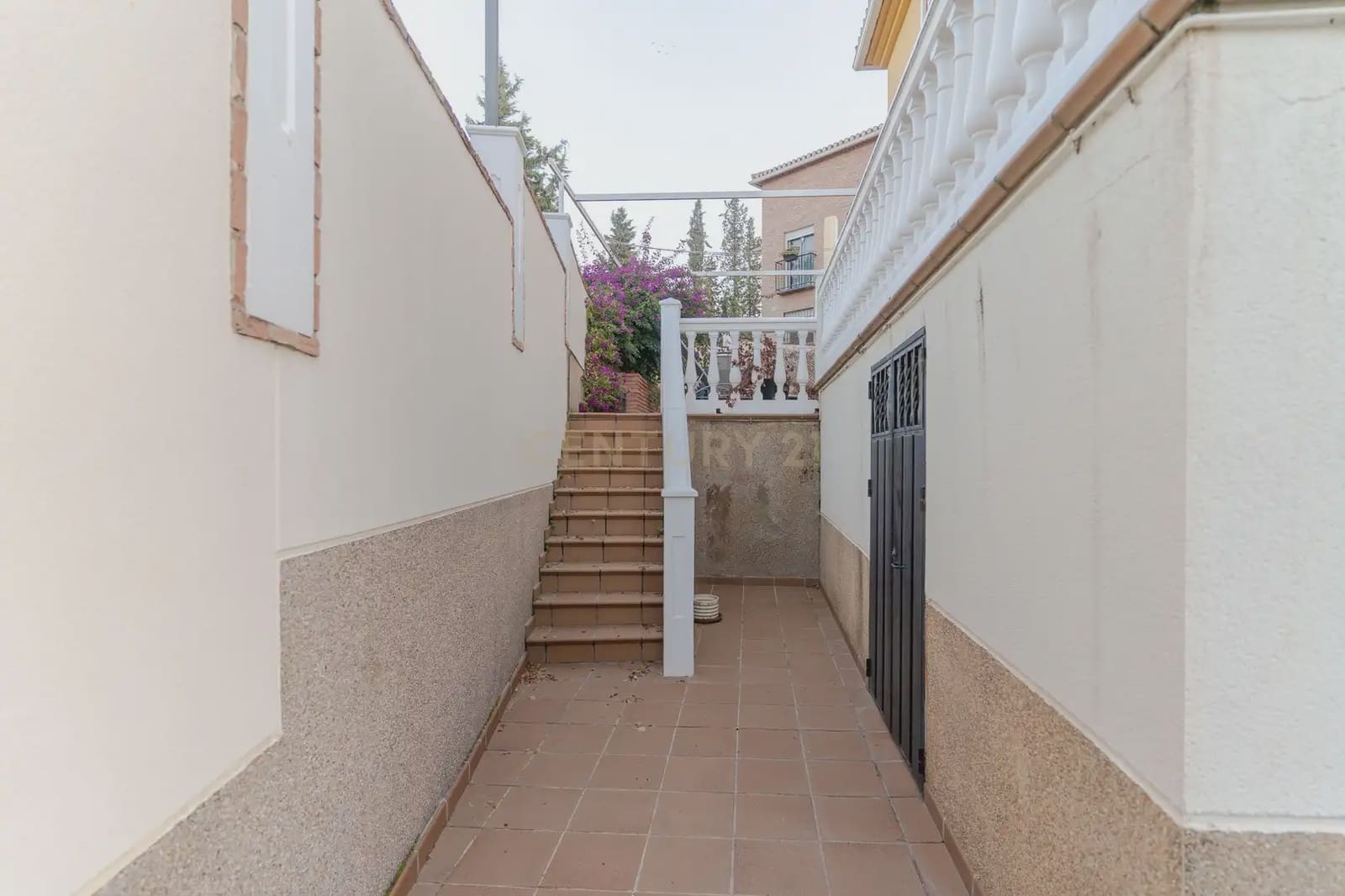 5 soverom Kjedet enebolig til salgs i La Zubia med svømmebasseng garasje - € 349 000 (Ref: 9902016)