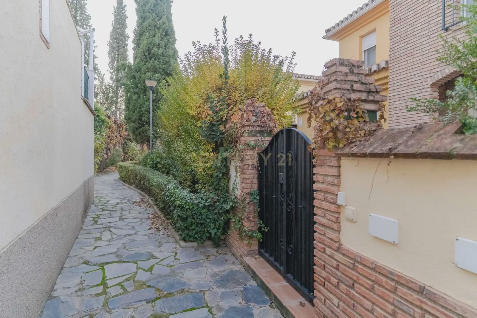 5 soverom Kjedet enebolig til salgs i La Zubia med svømmebasseng garasje - € 349 000 (Ref: 9902016)