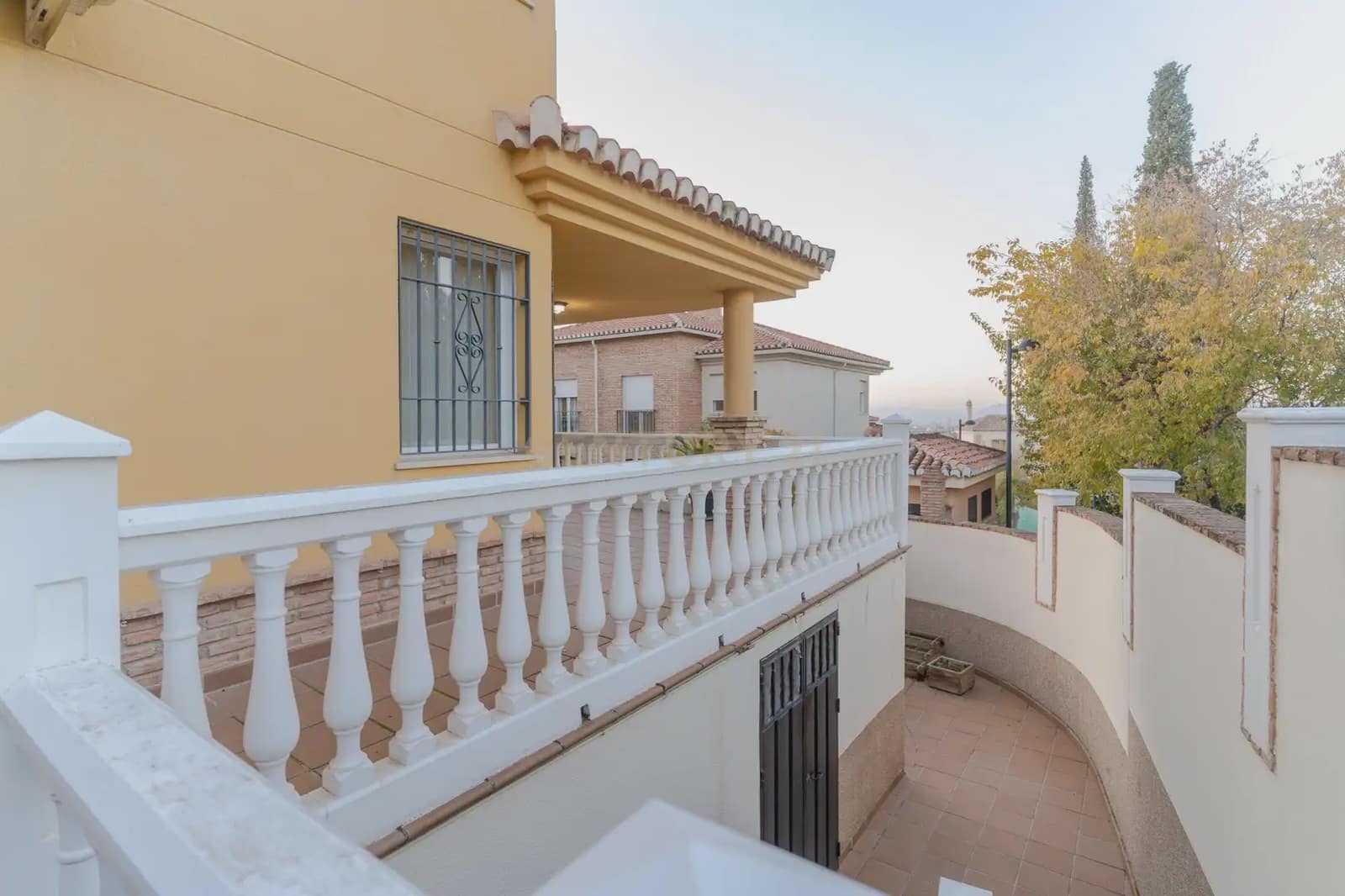 5 soverom Kjedet enebolig til salgs i La Zubia med svømmebasseng garasje - € 349 000 (Ref: 9902016)