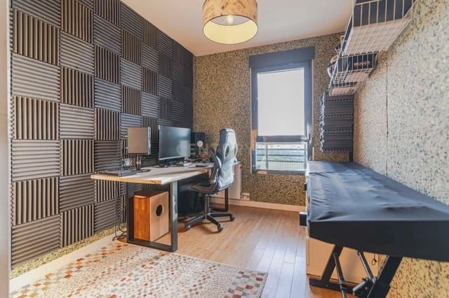 2 soveværelse Penthouse til salg i Poligono Cartuja - La Paz, Granada by med swimmingpool garage - € 217.000 (Ref: 9937383)