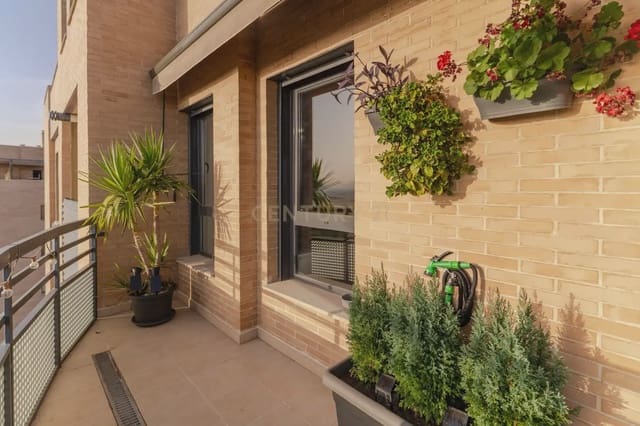 2 soveværelse Penthouse til salg i Poligono Cartuja - La Paz, Granada by med swimmingpool garage - € 217.000 (Ref: 9937383)