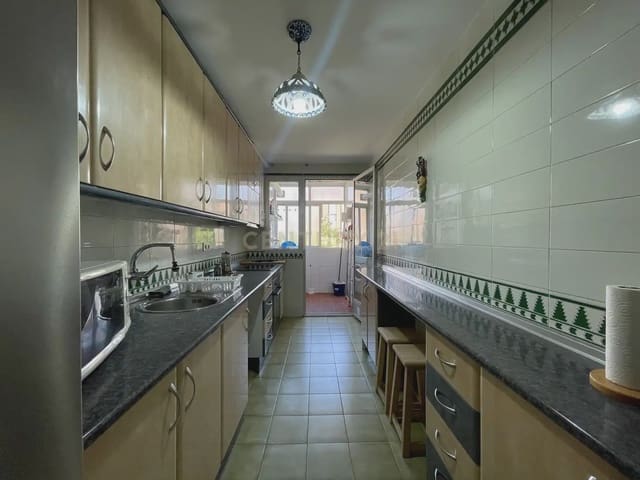 4 slaapkamer Flat te huur in Avda. Federico Garcia Lorca - Nueva Estación Autobuses, Granada stad - € 705 (Ref: 9965813)