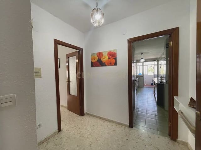4 slaapkamer Flat te huur in Avda. Federico Garcia Lorca - Nueva Estación Autobuses, Granada stad - € 705 (Ref: 9965813)