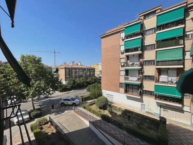 4 slaapkamer Flat te huur in Avda. Federico Garcia Lorca - Nueva Estación Autobuses, Granada stad - € 705 (Ref: 9965813)