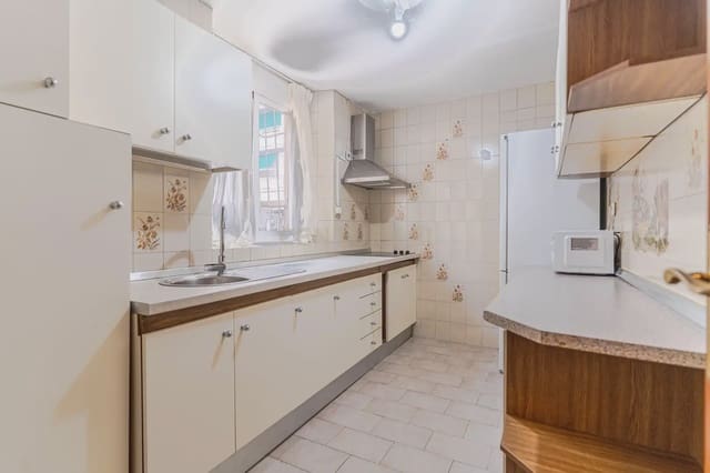 3 bedroom Flat for sale in Figares, Granada city - € 199,000 (Ref: 9994676)
