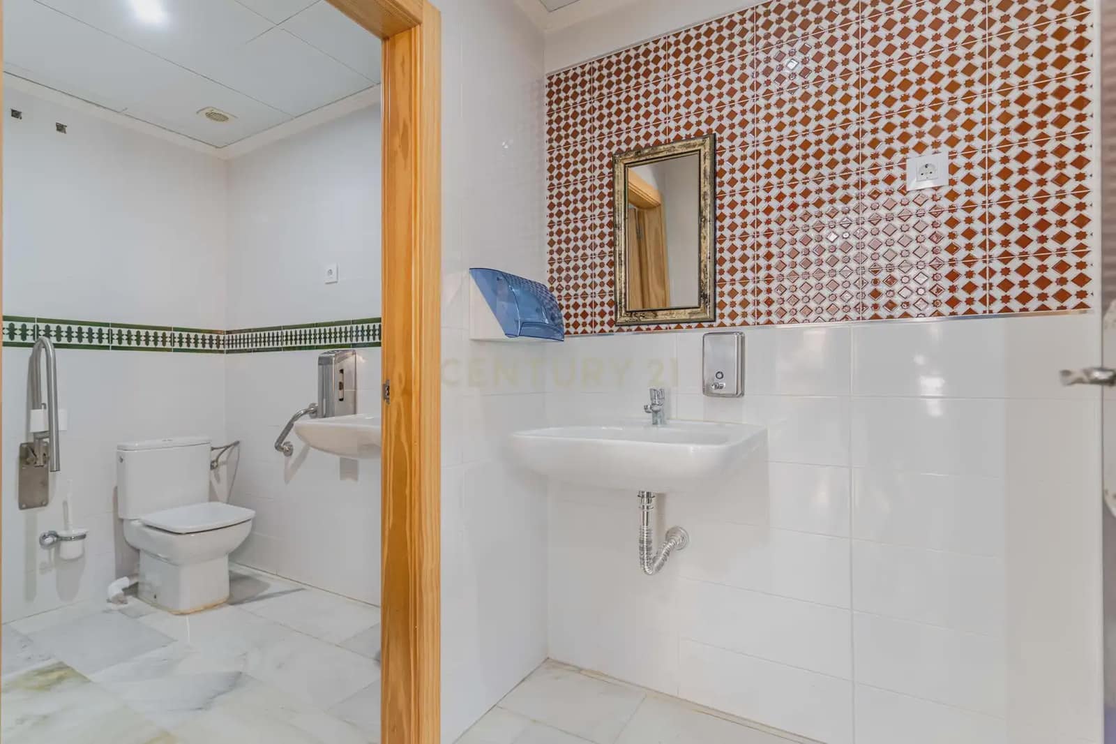14 sypialnia Hotel na sprzedaż w Motril - 549 900 € (Ref: 9999840)