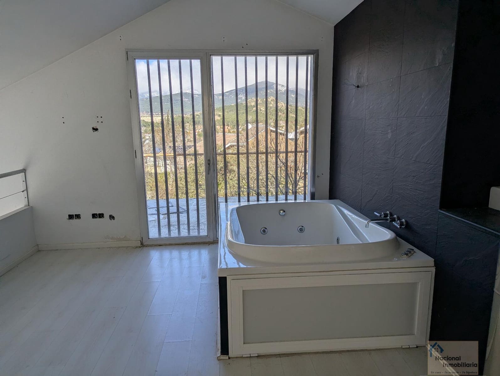 3 bedroom Villa for sale in Becerril de la Sierra with garage - € 545,000 (Ref: 9765353)