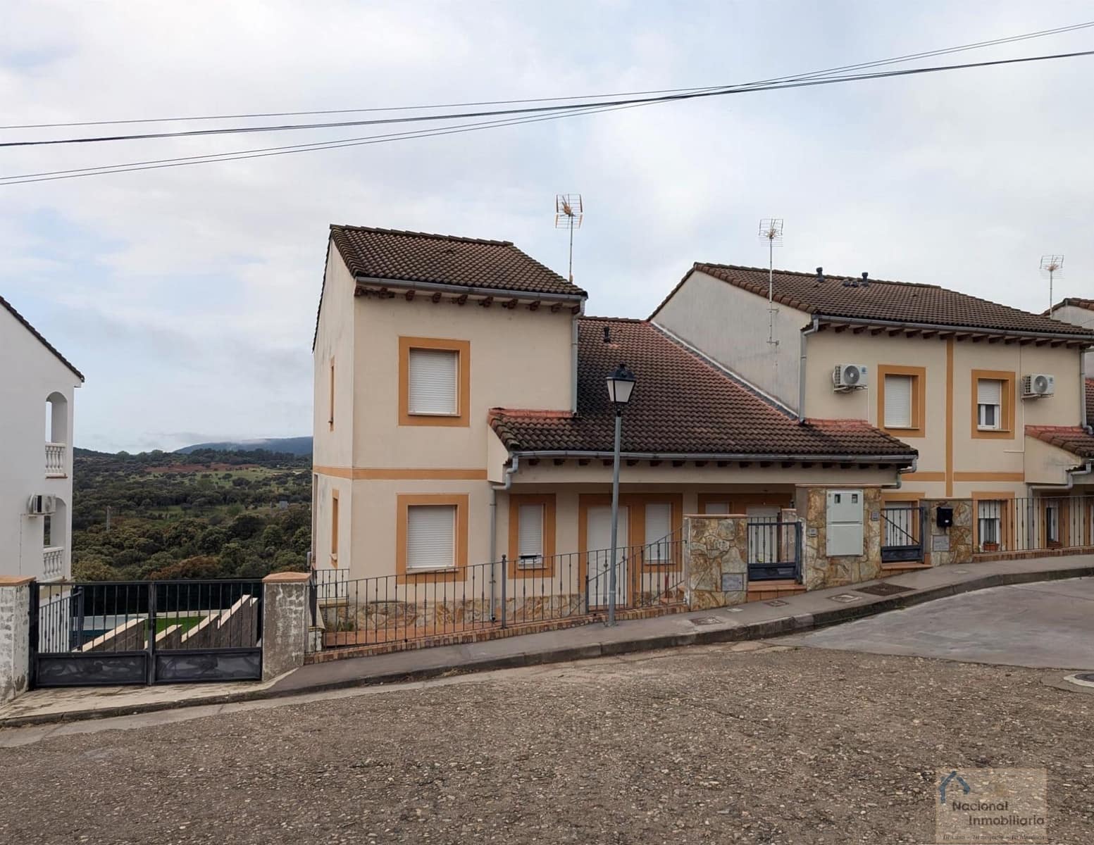 4 bedroom Villa for sale in Arenas de San Pedro with garage - € 168,000 (Ref: 9765369)