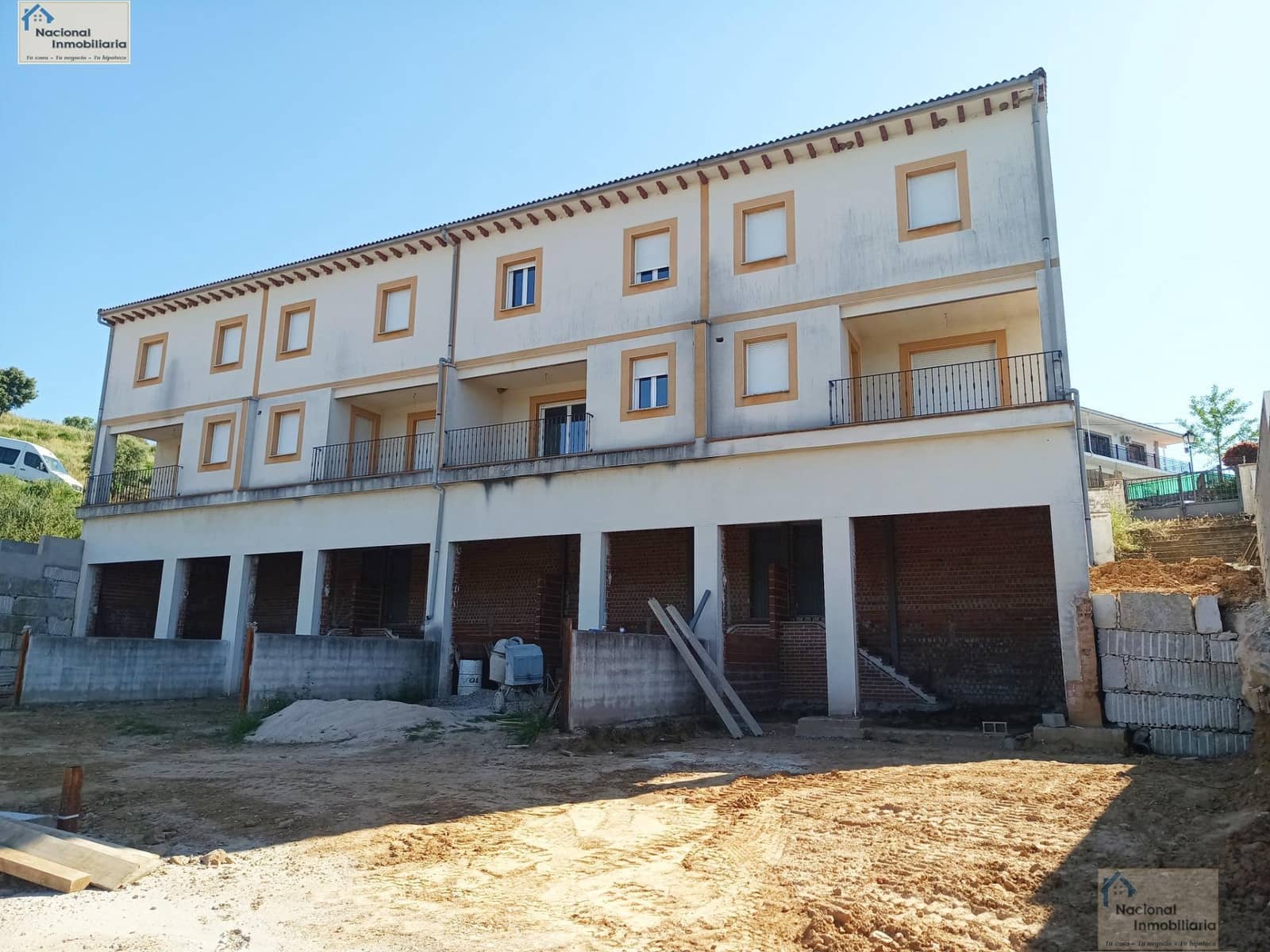 4 bedroom Villa for sale in Arenas de San Pedro with garage - € 168,000 (Ref: 9765369)