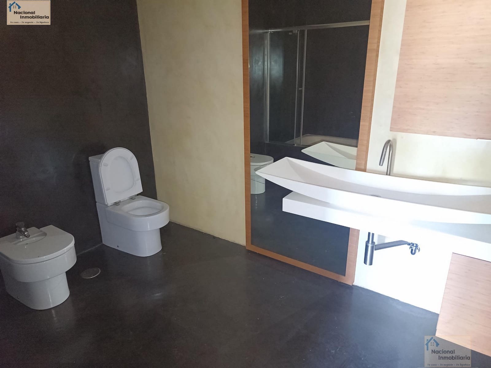 6 bedroom Semi-detached Villa for sale in Villares de la Reina with pool garage - € 295,000 (Ref: 9765371)