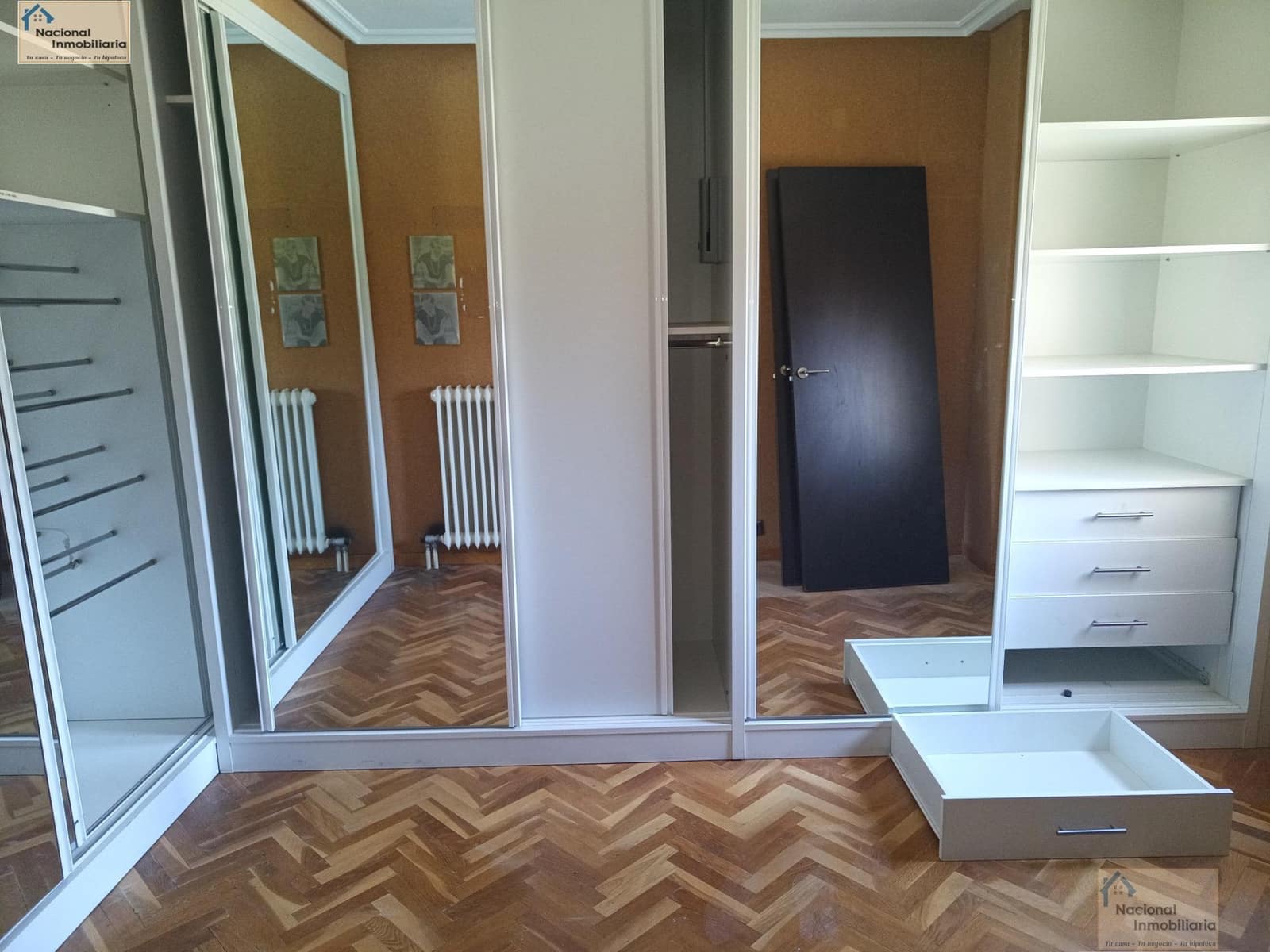 6 bedroom Semi-detached Villa for sale in Villares de la Reina with pool garage - € 295,000 (Ref: 9765371)