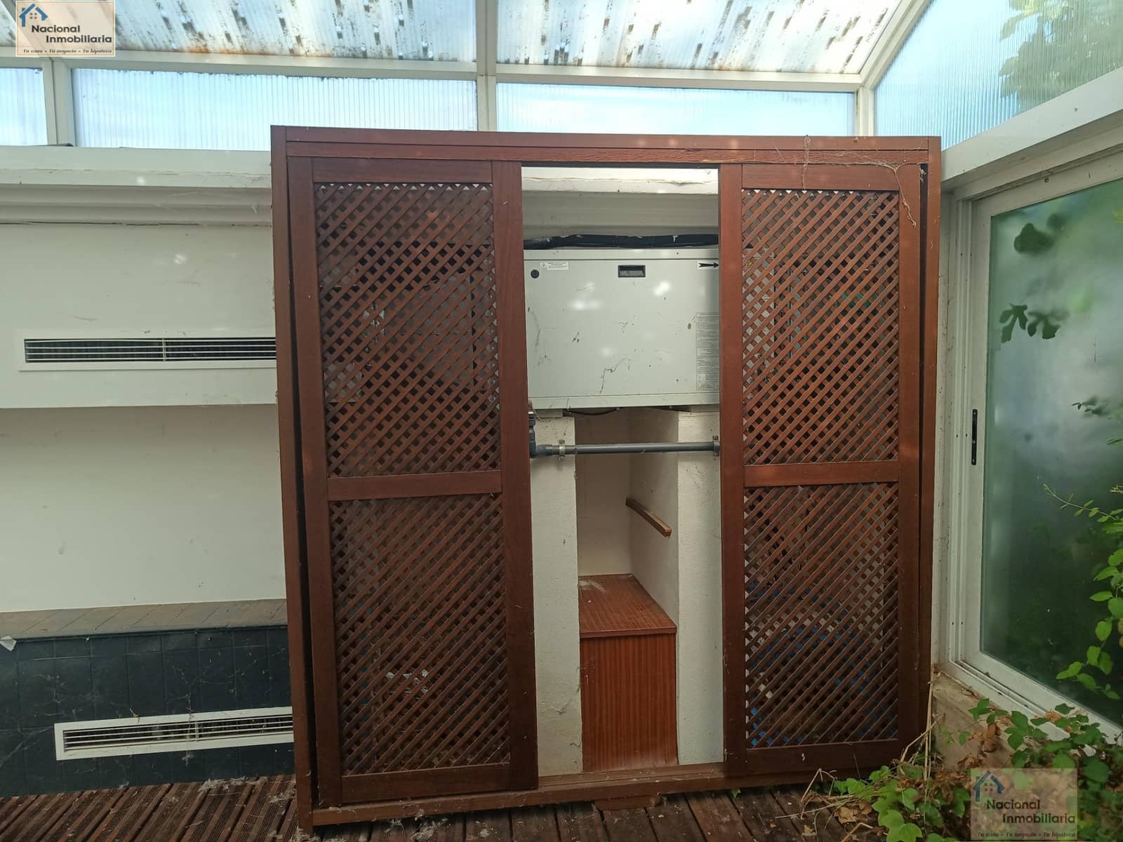 6 bedroom Semi-detached Villa for sale in Villares de la Reina with pool garage - € 295,000 (Ref: 9765371)