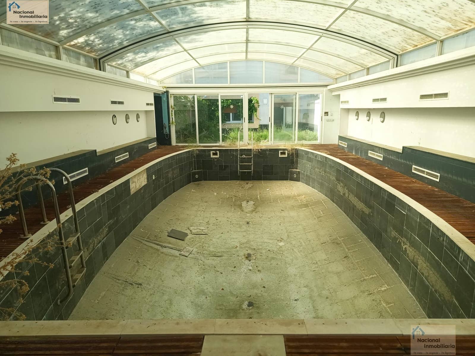 6 bedroom Semi-detached Villa for sale in Villares de la Reina with pool garage - € 295,000 (Ref: 9765371)