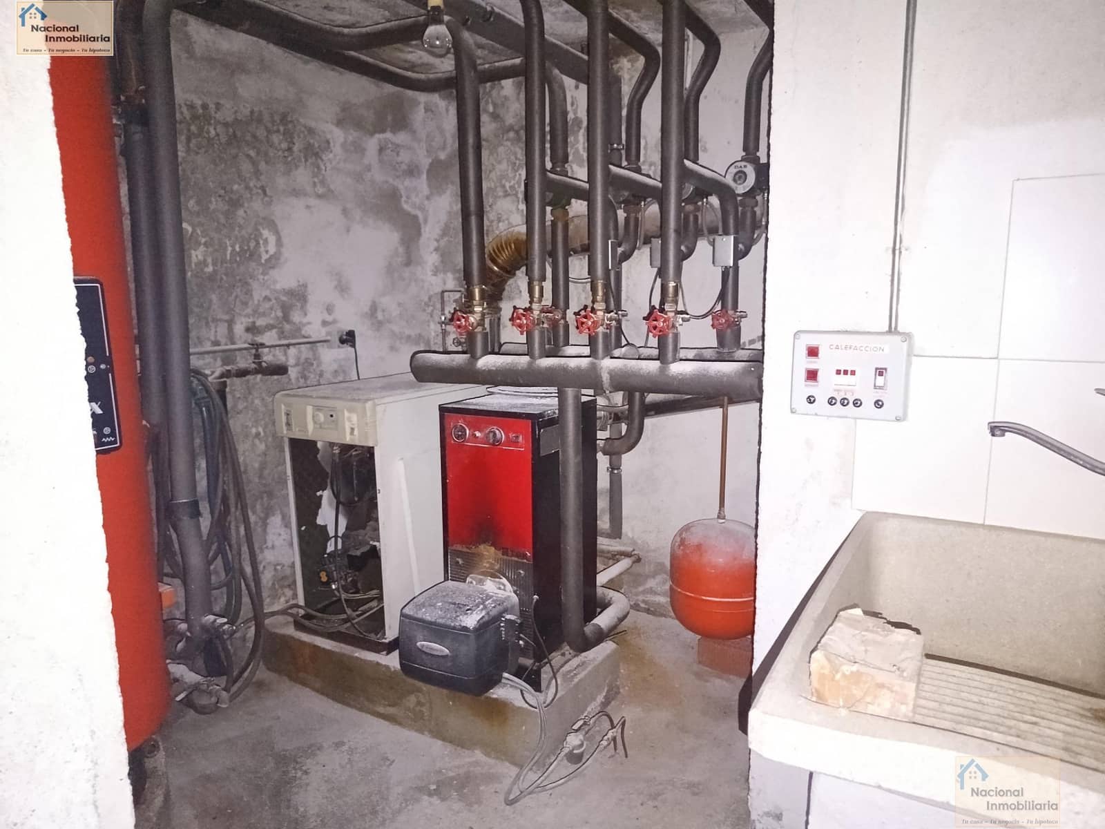 6 bedroom Semi-detached Villa for sale in Villares de la Reina with pool garage - € 295,000 (Ref: 9765371)