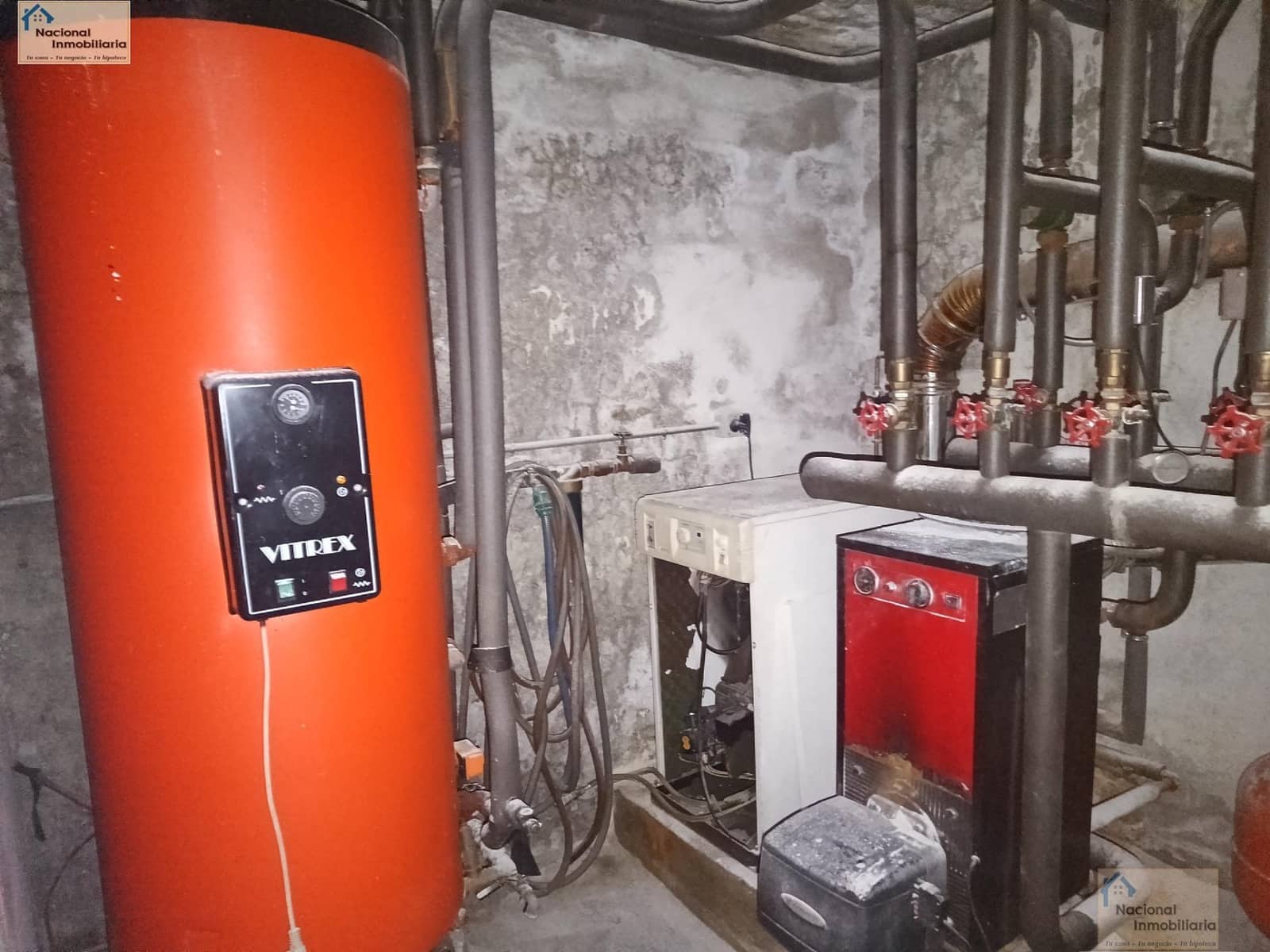 6 bedroom Semi-detached Villa for sale in Villares de la Reina with pool garage - € 295,000 (Ref: 9765371)