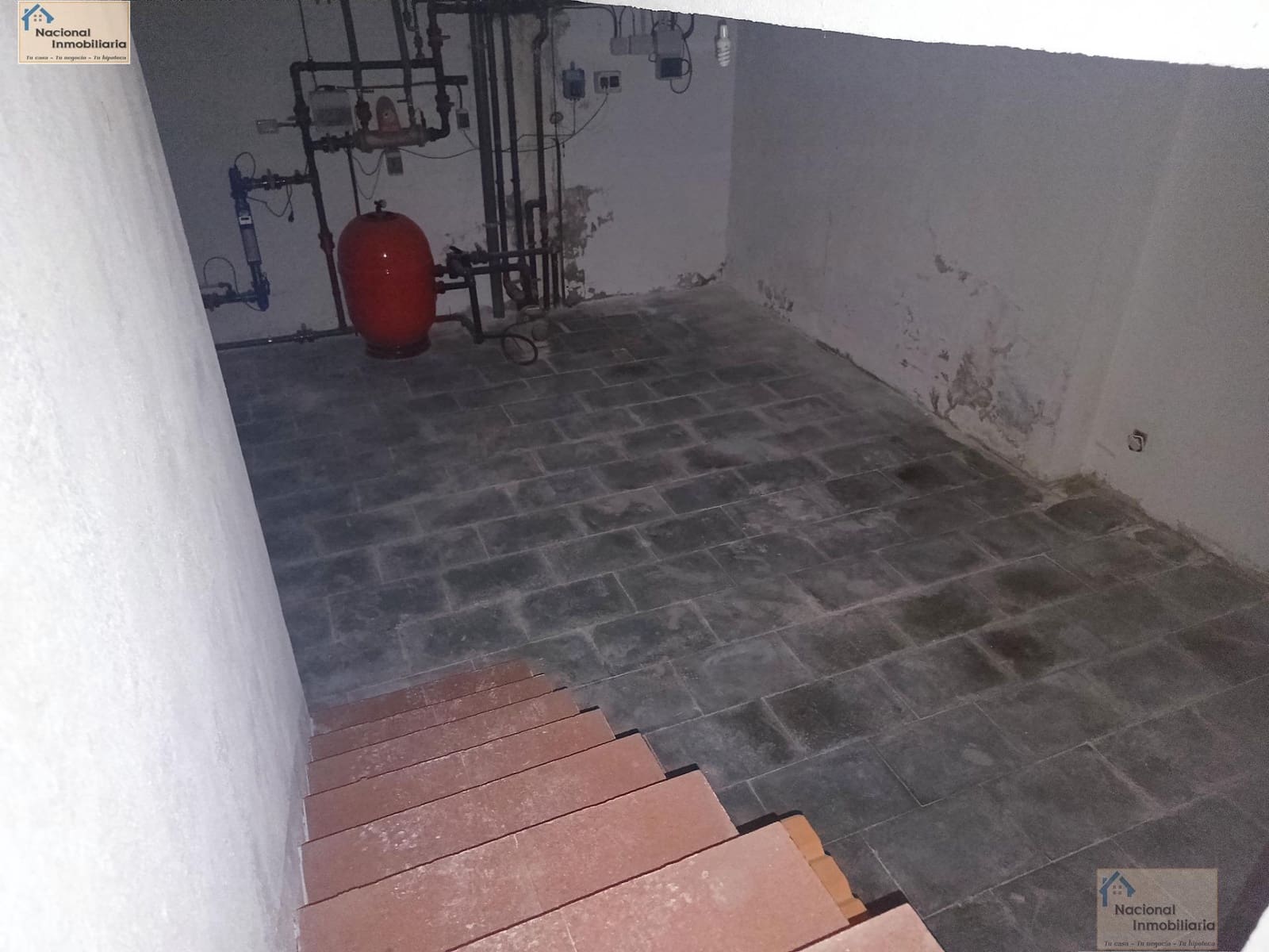 6 bedroom Semi-detached Villa for sale in Villares de la Reina with pool garage - € 295,000 (Ref: 9765371)