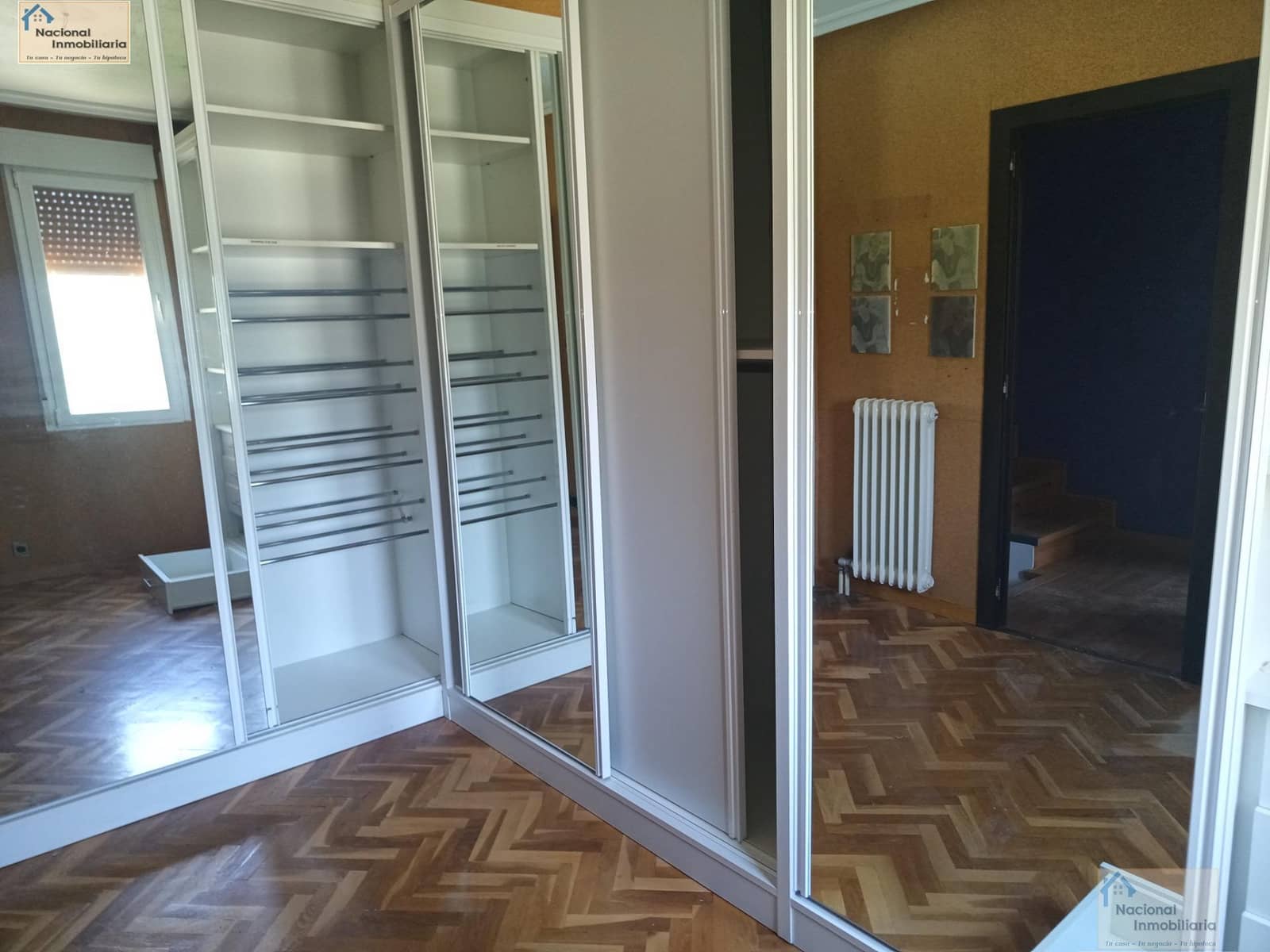 6 bedroom Semi-detached Villa for sale in Villares de la Reina with pool garage - € 295,000 (Ref: 9765371)