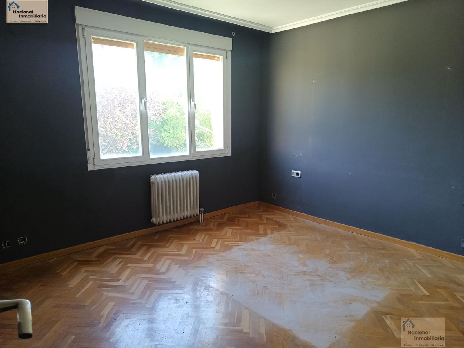 6 bedroom Semi-detached Villa for sale in Villares de la Reina with pool garage - € 295,000 (Ref: 9765371)