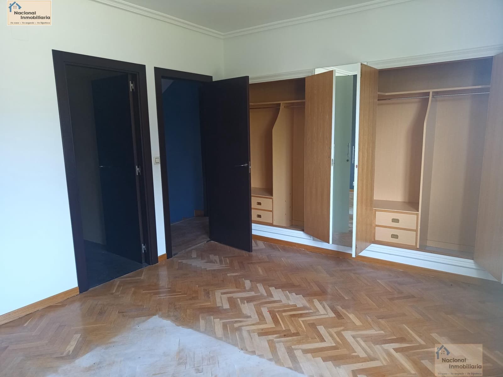 6 bedroom Semi-detached Villa for sale in Villares de la Reina with pool garage - € 295,000 (Ref: 9765371)