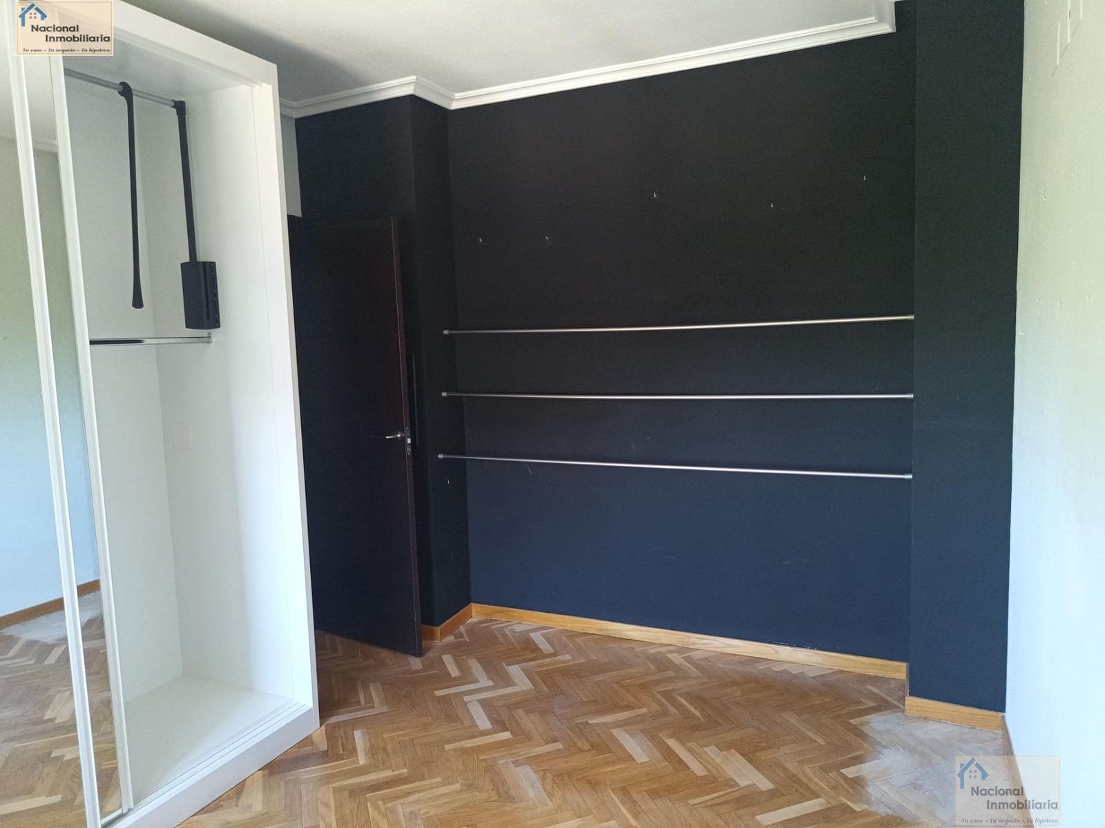 6 bedroom Semi-detached Villa for sale in Villares de la Reina with pool garage - € 295,000 (Ref: 9765371)