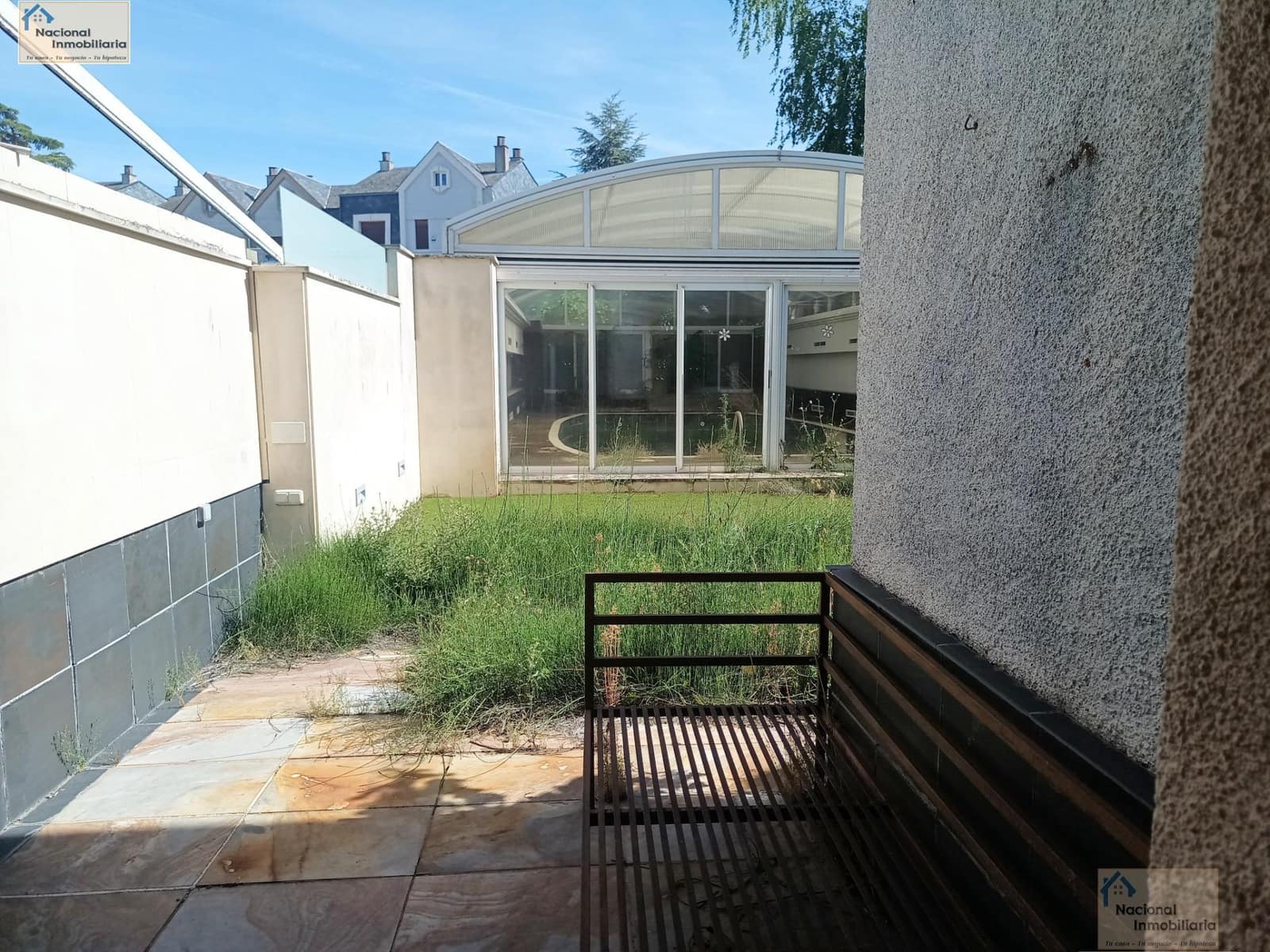 6 bedroom Semi-detached Villa for sale in Villares de la Reina with pool garage - € 295,000 (Ref: 9765371)