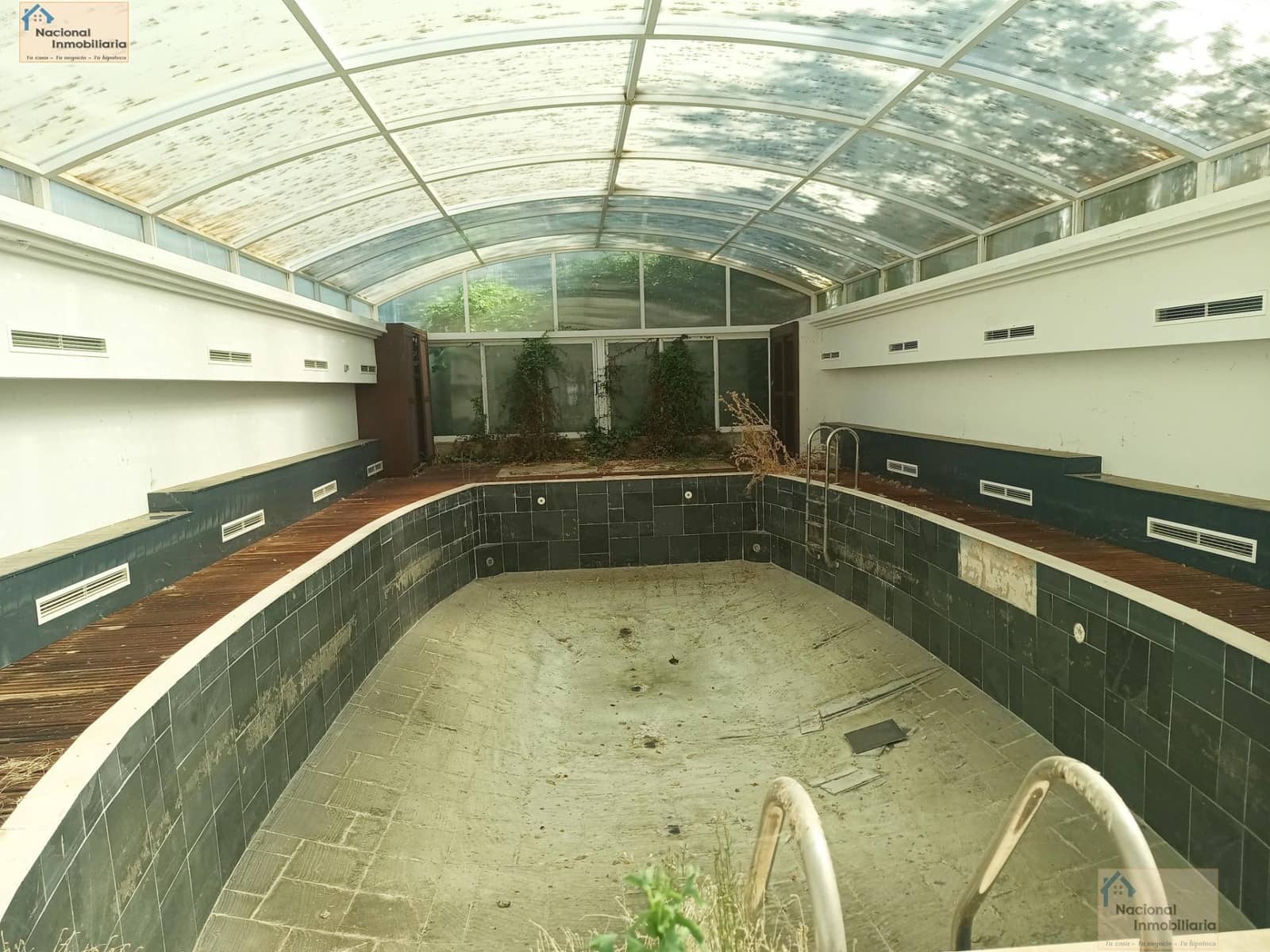 6 bedroom Semi-detached Villa for sale in Villares de la Reina with pool garage - € 295,000 (Ref: 9765371)