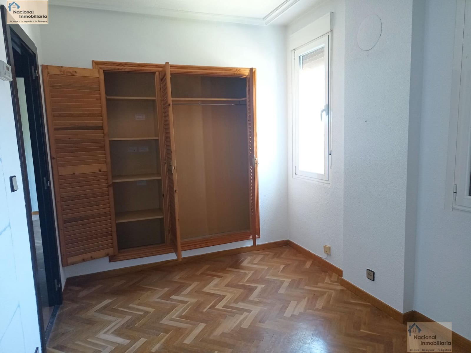 6 bedroom Semi-detached Villa for sale in Villares de la Reina with pool garage - € 295,000 (Ref: 9765371)