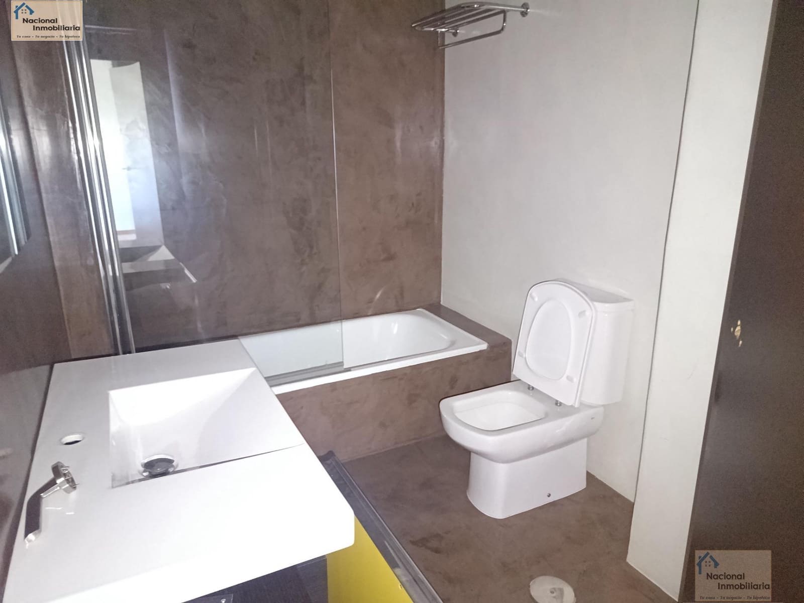 6 bedroom Semi-detached Villa for sale in Villares de la Reina with pool garage - € 295,000 (Ref: 9765371)