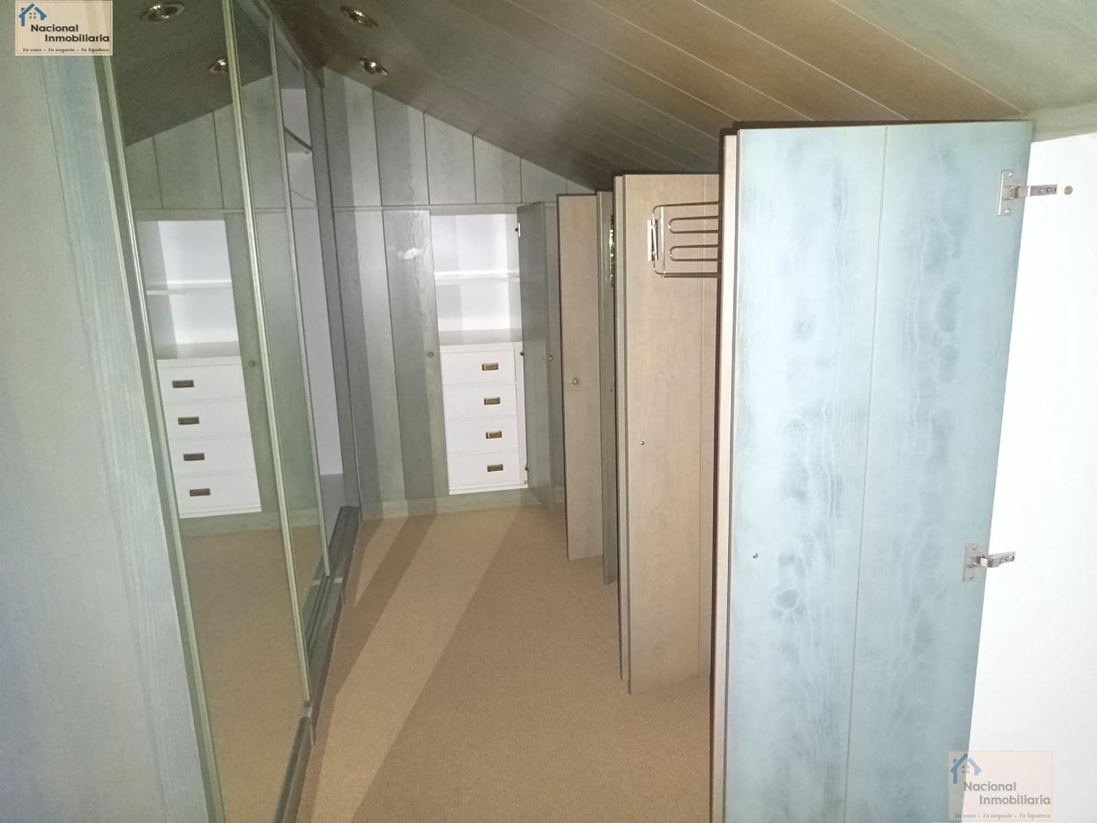 6 bedroom Semi-detached Villa for sale in Villares de la Reina with pool garage - € 295,000 (Ref: 9765371)