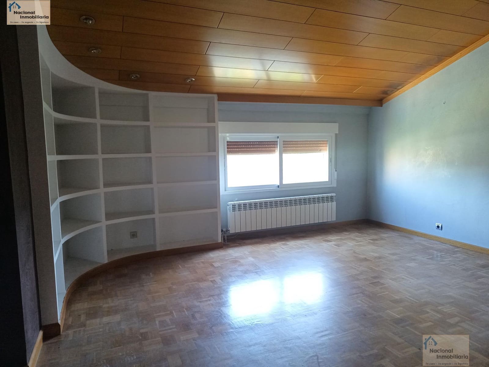 6 bedroom Semi-detached Villa for sale in Villares de la Reina with pool garage - € 295,000 (Ref: 9765371)