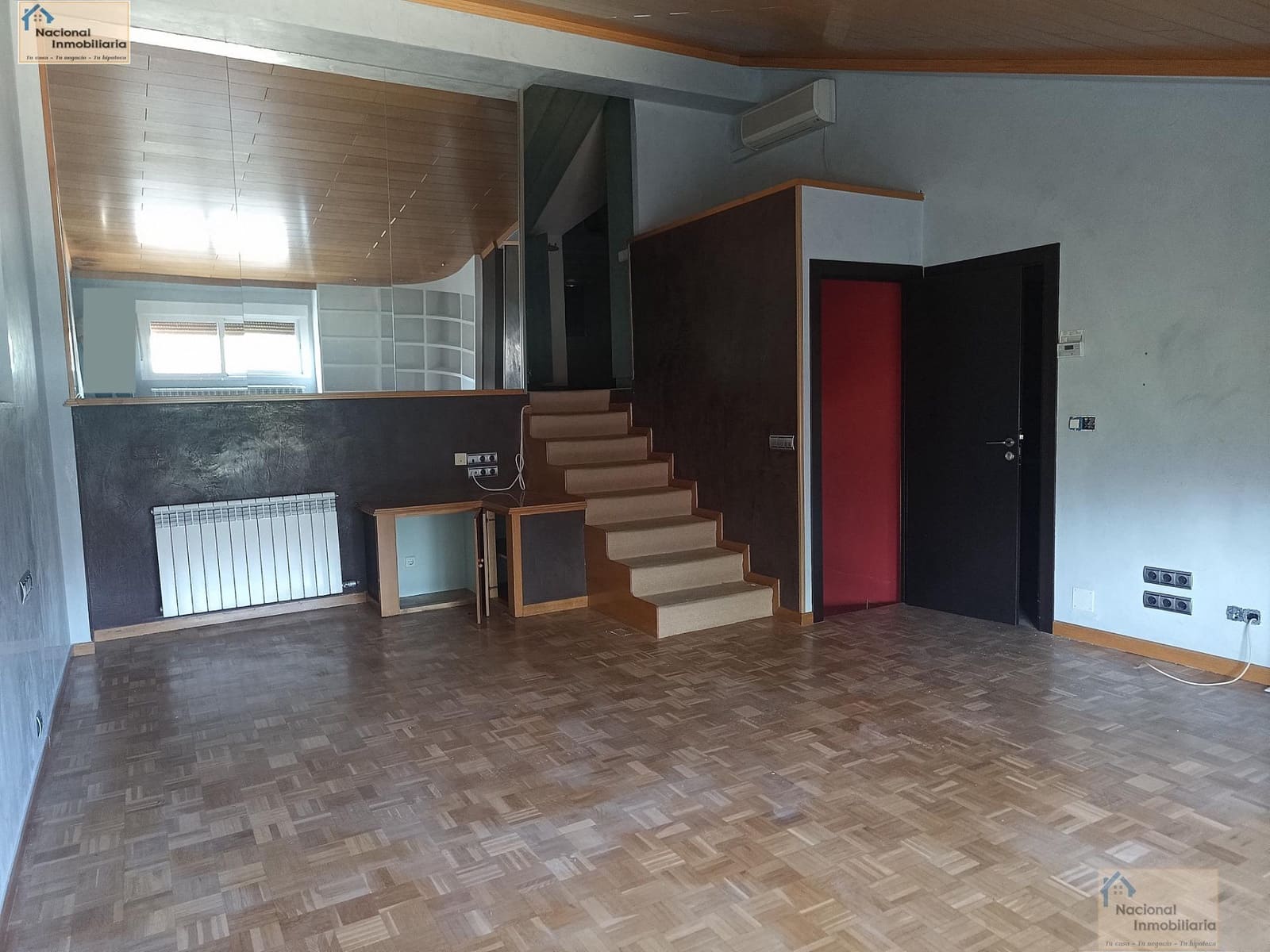 6 bedroom Semi-detached Villa for sale in Villares de la Reina with pool garage - € 295,000 (Ref: 9765371)