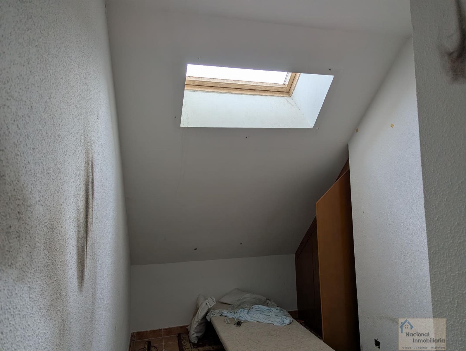 10 bedroom Hotel for sale in Navalafuente with garage - € 300,000 (Ref: 9765384)