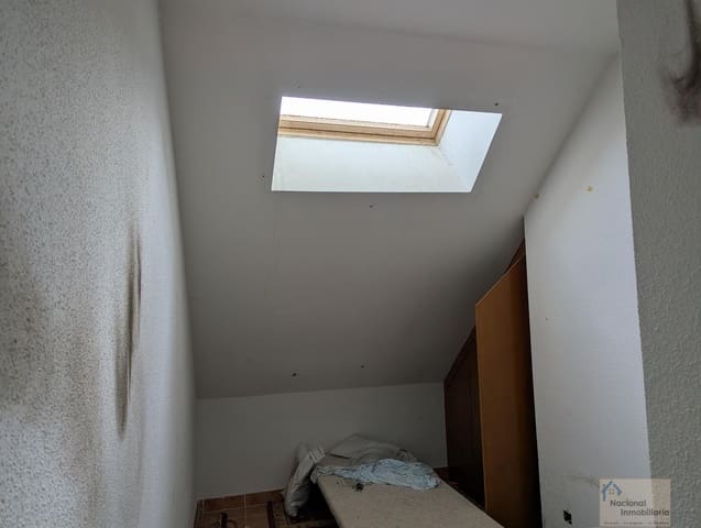 10 bedroom Hotel for sale in Navalafuente with garage - € 300,000 (Ref: 9765384)