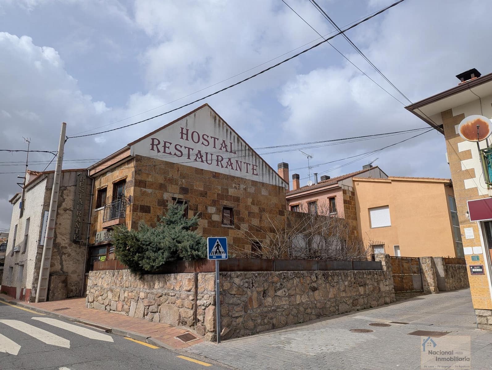 10 bedroom Hotel for sale in Navalafuente with garage - € 300,000 (Ref: 9765384)