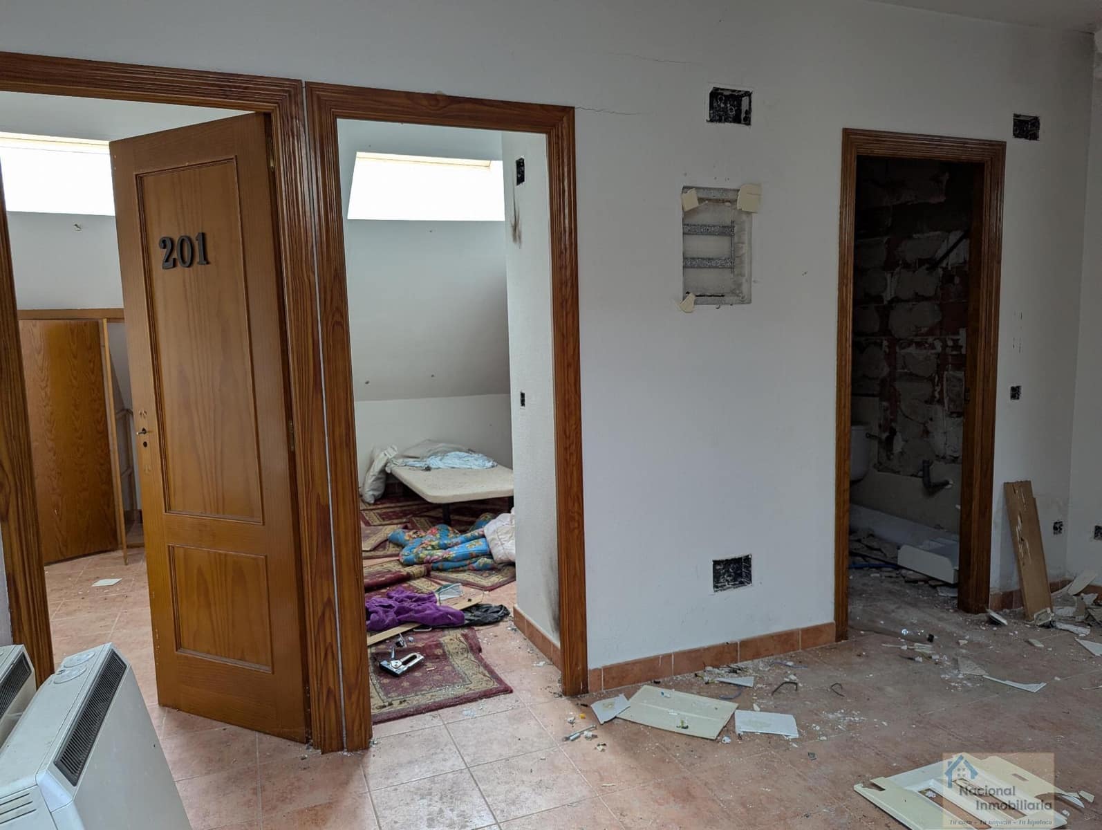 10 bedroom Hotel for sale in Navalafuente with garage - € 300,000 (Ref: 9765384)