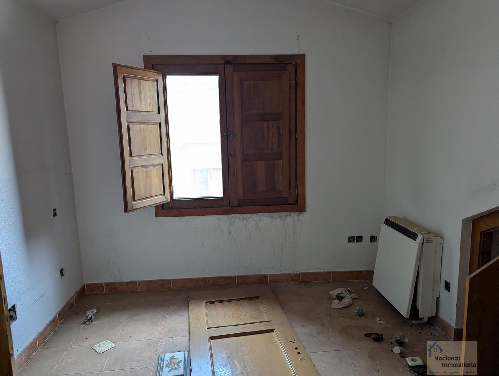 10 bedroom Hotel for sale in Navalafuente with garage - € 300,000 (Ref: 9765384)