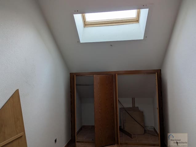 10 bedroom Hotel for sale in Navalafuente with garage - € 300,000 (Ref: 9765384)