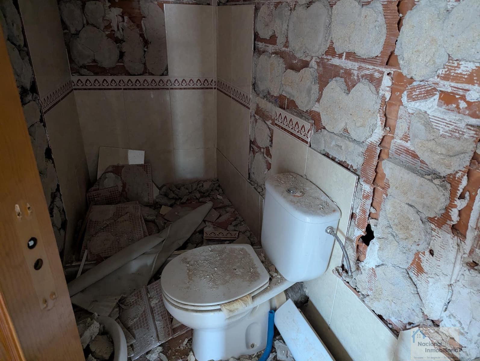 10 bedroom Hotel for sale in Navalafuente with garage - € 300,000 (Ref: 9765384)