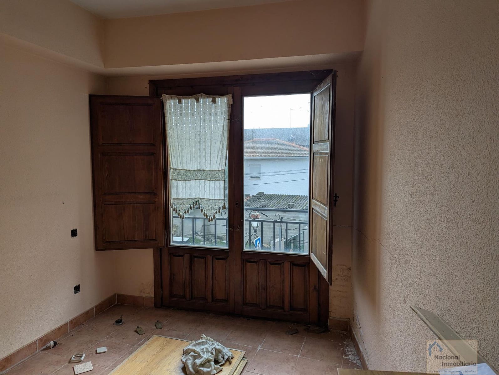 10 bedroom Hotel for sale in Navalafuente with garage - € 300,000 (Ref: 9765384)