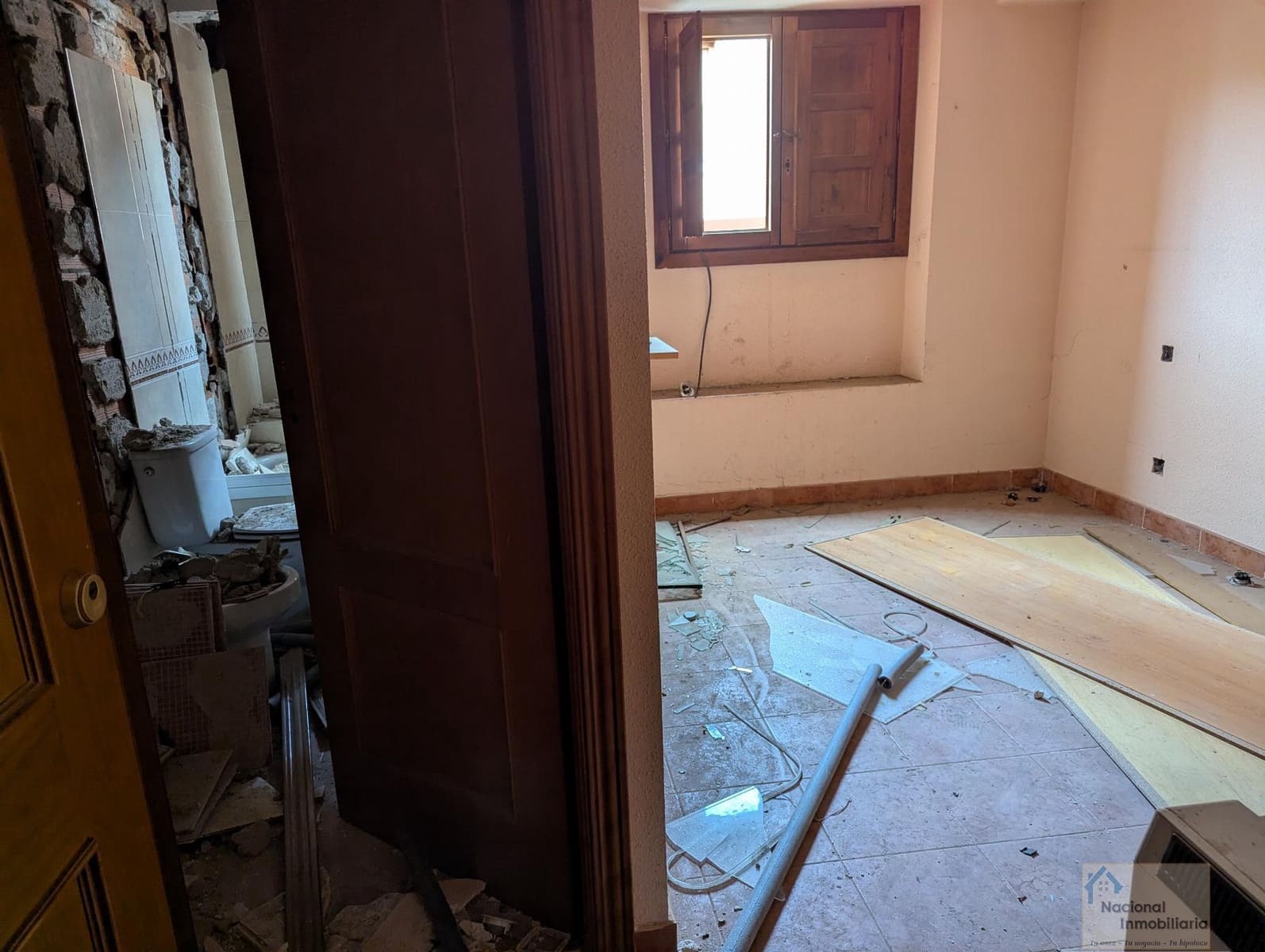 10 bedroom Hotel for sale in Navalafuente with garage - € 300,000 (Ref: 9765384)