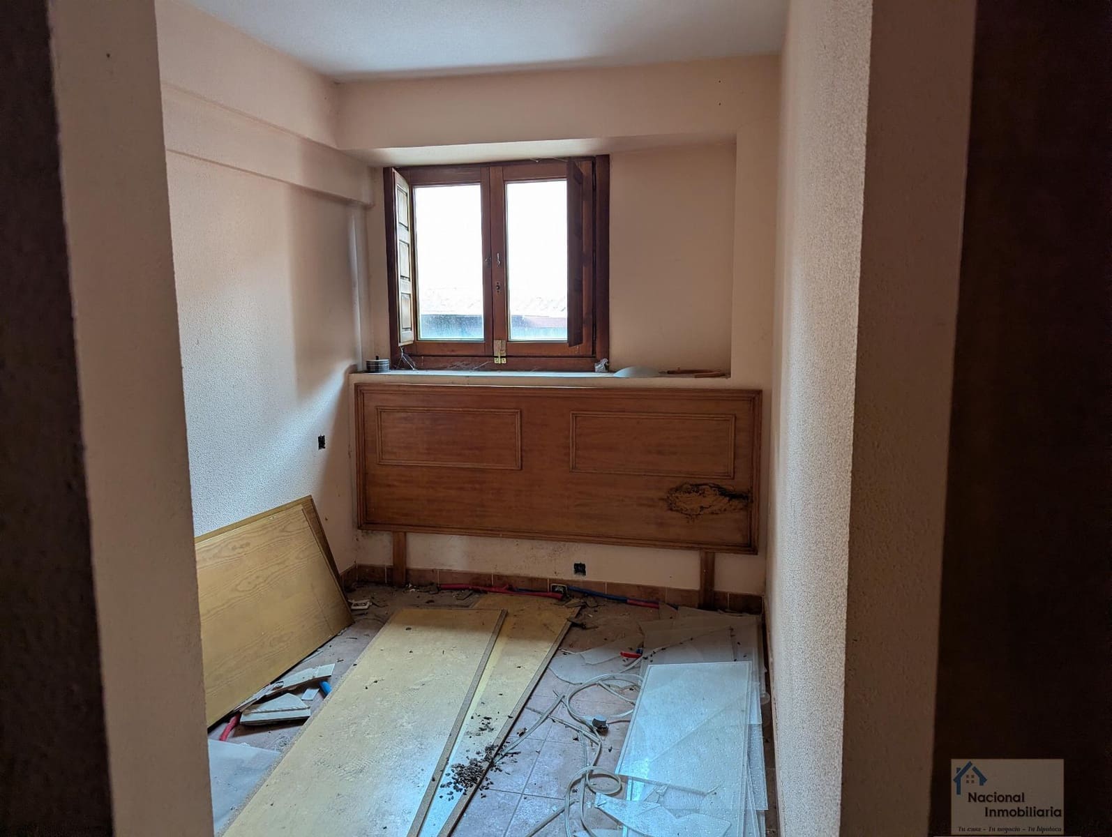 10 bedroom Hotel for sale in Navalafuente with garage - € 300,000 (Ref: 9765384)