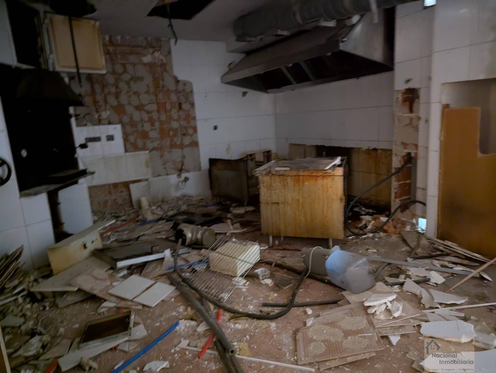 10 bedroom Hotel for sale in Navalafuente with garage - € 300,000 (Ref: 9765384)