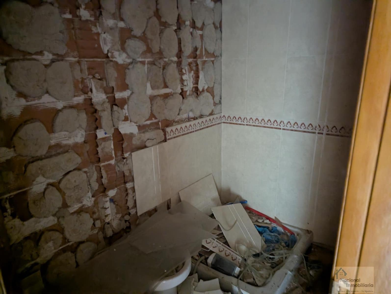 10 bedroom Hotel for sale in Navalafuente with garage - € 300,000 (Ref: 9765384)