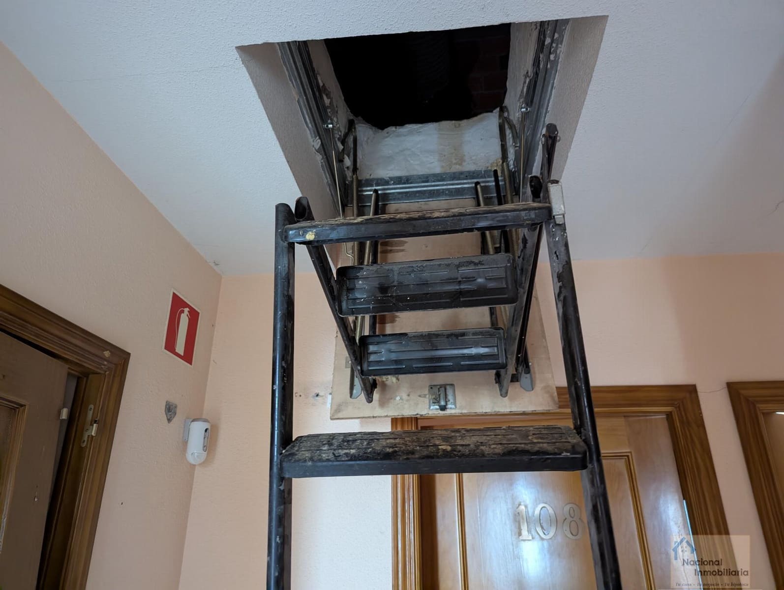 10 bedroom Hotel for sale in Navalafuente with garage - € 300,000 (Ref: 9765384)