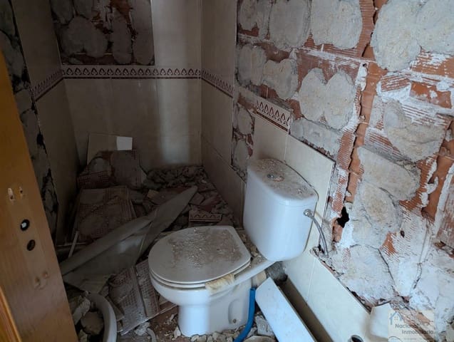 10 bedroom Hotel for sale in Navalafuente with garage - € 300,000 (Ref: 9765384)