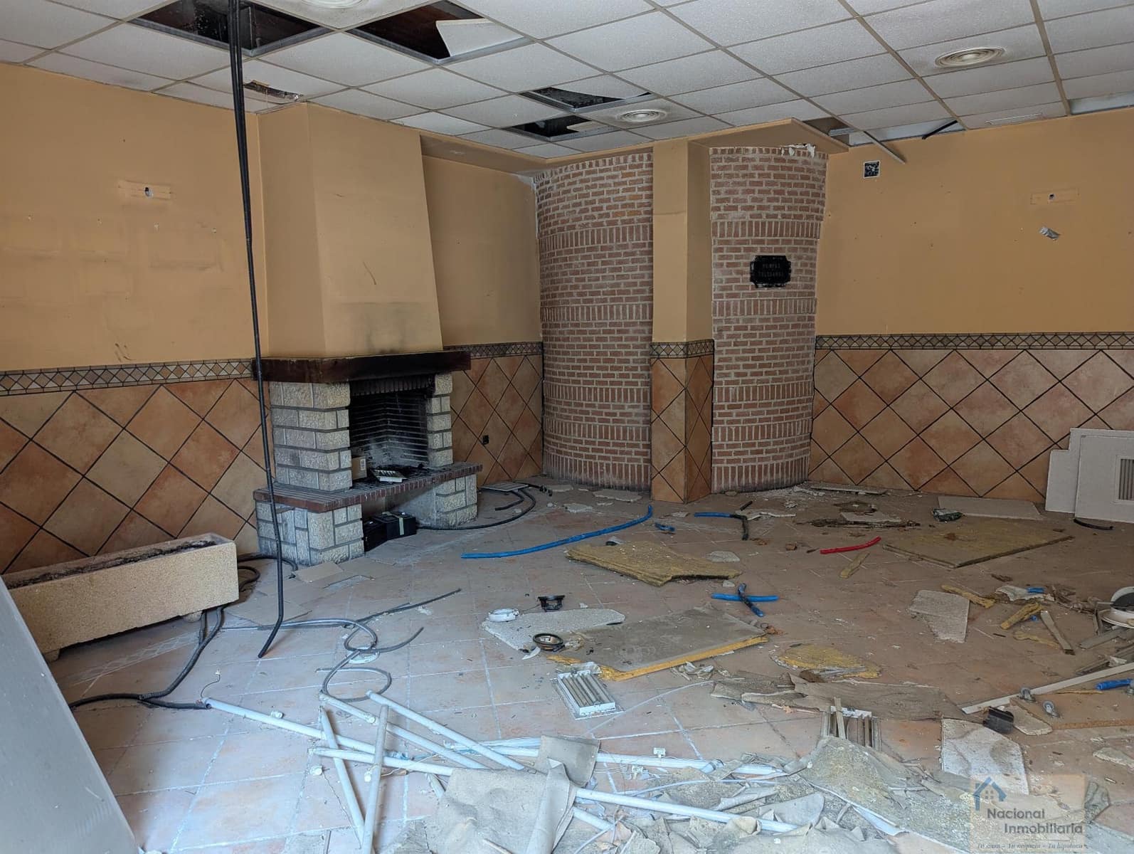 10 bedroom Hotel for sale in Navalafuente with garage - € 300,000 (Ref: 9765384)