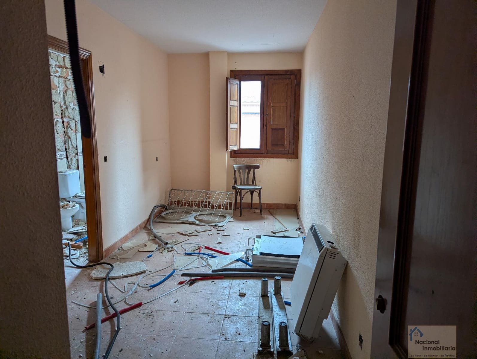 10 bedroom Hotel for sale in Navalafuente with garage - € 300,000 (Ref: 9765384)