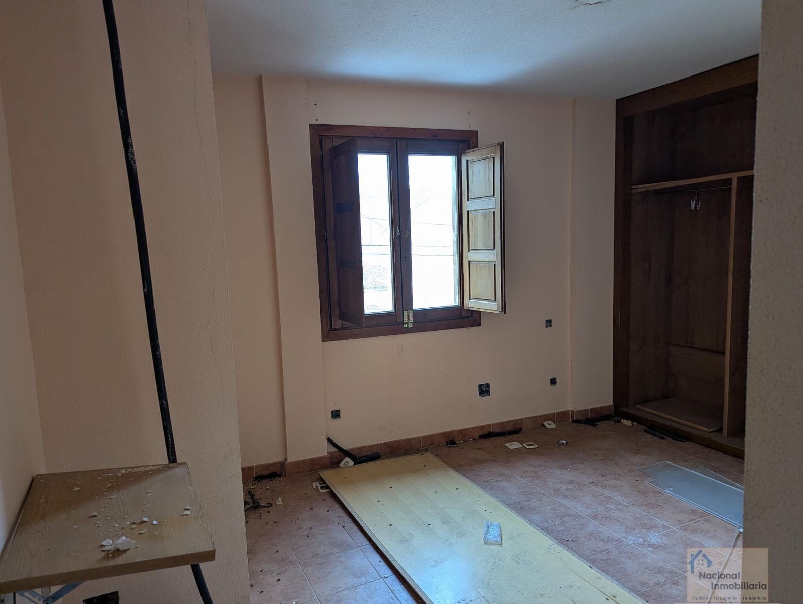 10 bedroom Hotel for sale in Navalafuente with garage - € 300,000 (Ref: 9765384)