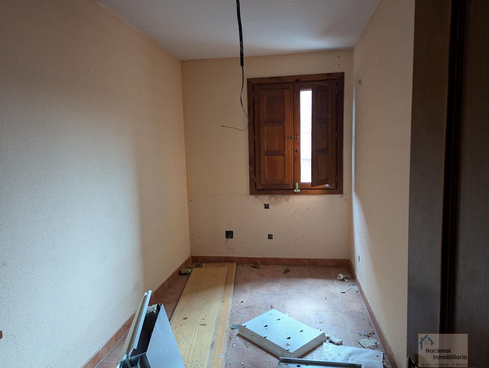 10 bedroom Hotel for sale in Navalafuente with garage - € 300,000 (Ref: 9765384)