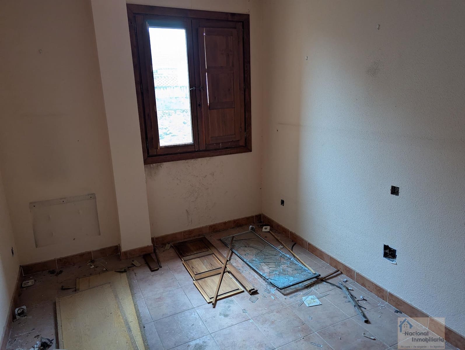 10 bedroom Hotel for sale in Navalafuente with garage - € 300,000 (Ref: 9765384)